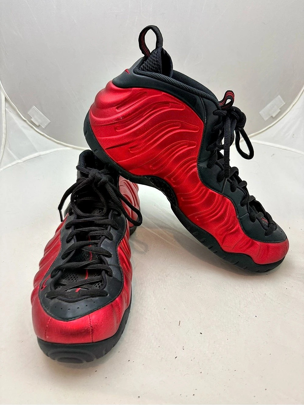 Men’s Size 12.5 US
🖤 Color: Varsity Red / Black
📅 2015 release
🔢 Style #: 624041